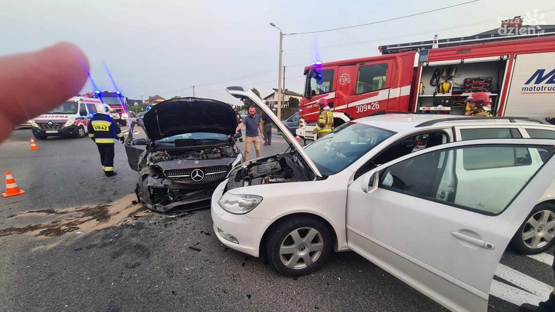 Zablokowana Droga Krajowa 74. Zderzyły się dwa pojazdy Zablokowana Droga Krajowa 74. Zderzyły się dwa pojazdy