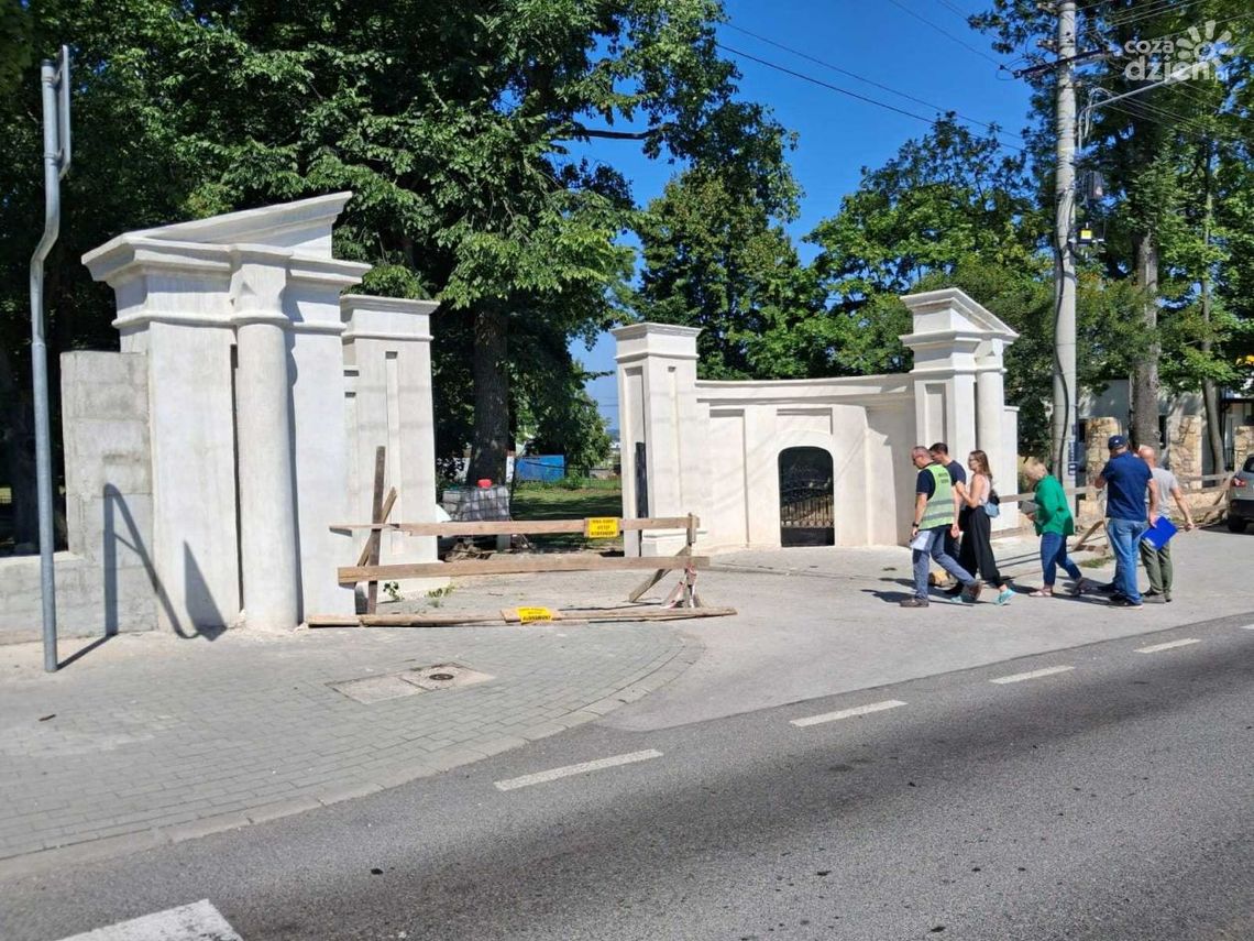 Zabytkowa brama w Łopusznie odzyskuje dawną świetność Zabytkowa brama w Łopusznie odzyskuje dawną świetność