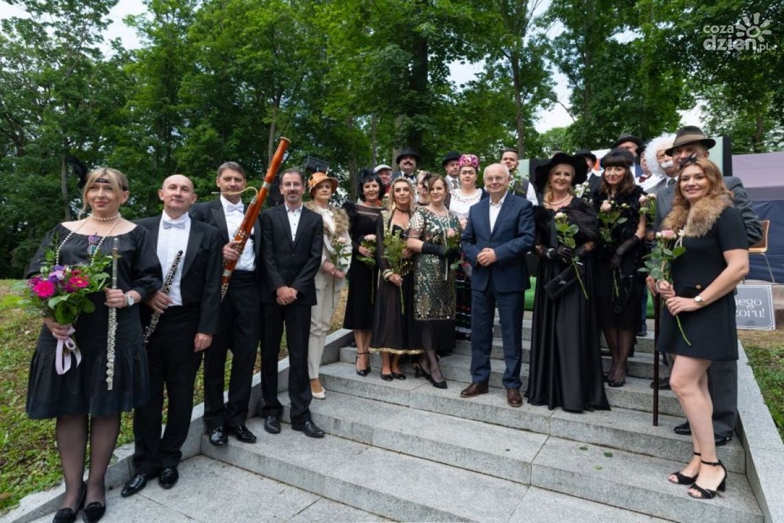 Zachwycające Parkowe Nuty Wieczorową Porą w klimacie lat dwudziestych Zachwycające Parkowe Nuty Wieczorową Porą w klimacie lat dwudziestych