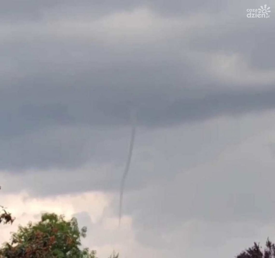 Zalążęk trąby powietrznej w okolicy Stąporkowa
