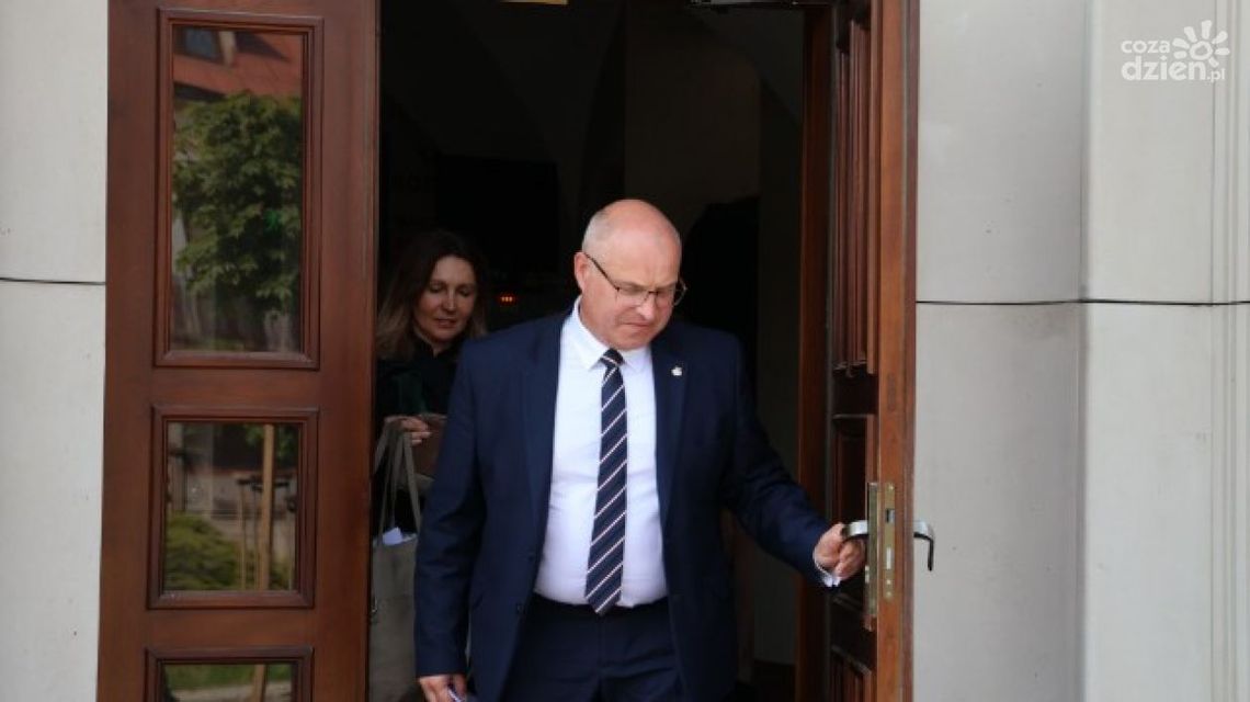 Zarząd powiatu opatowskiego przeprasza ożarowskie stowarzyszenie Zarząd powiatu opatowskiego przeprasza ożarowskie stowarzyszenie