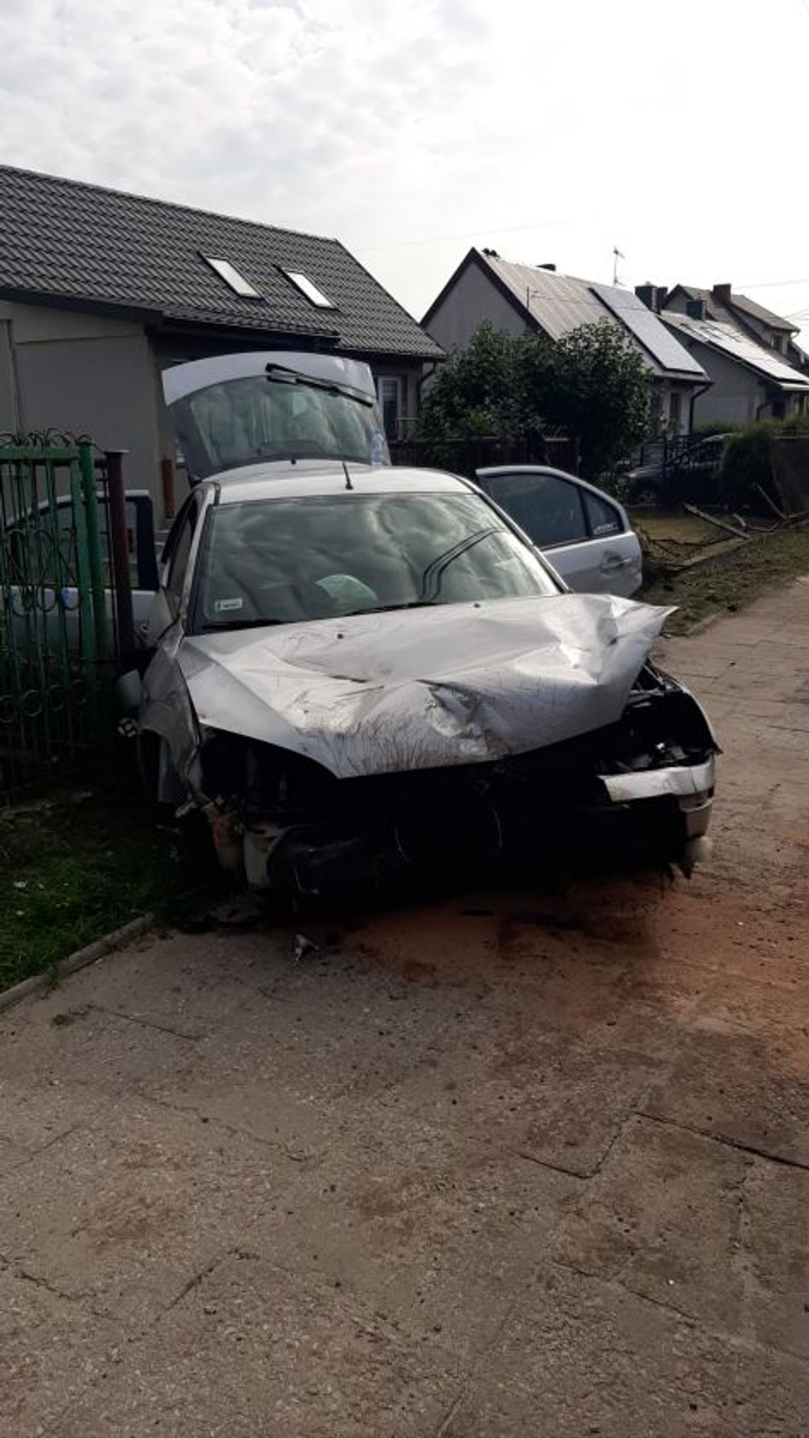 Zasnął za kierownicą i uderzył w ogrodzenie