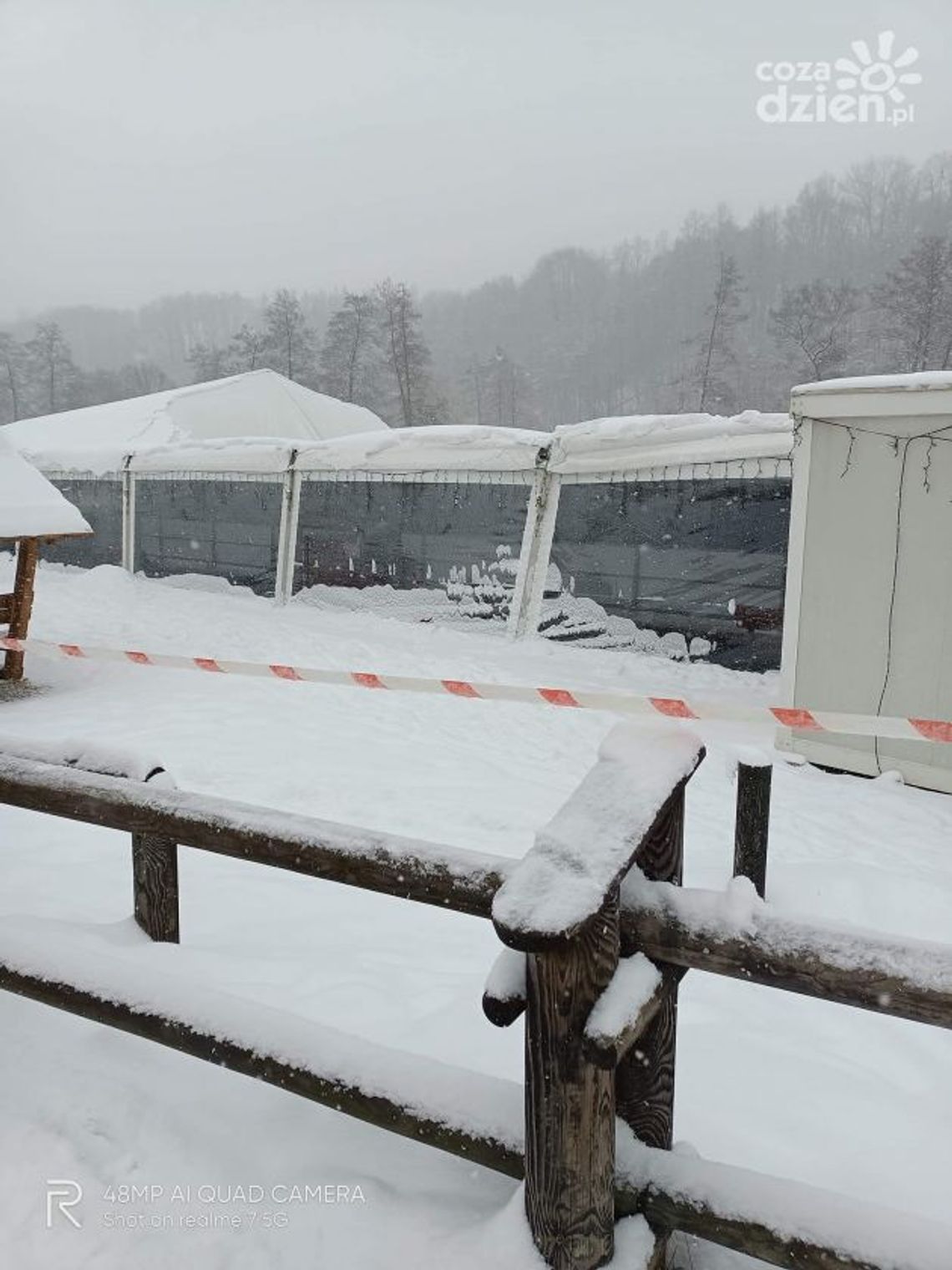 Zawalił się dach nad lodowiskiem w Bałtowie