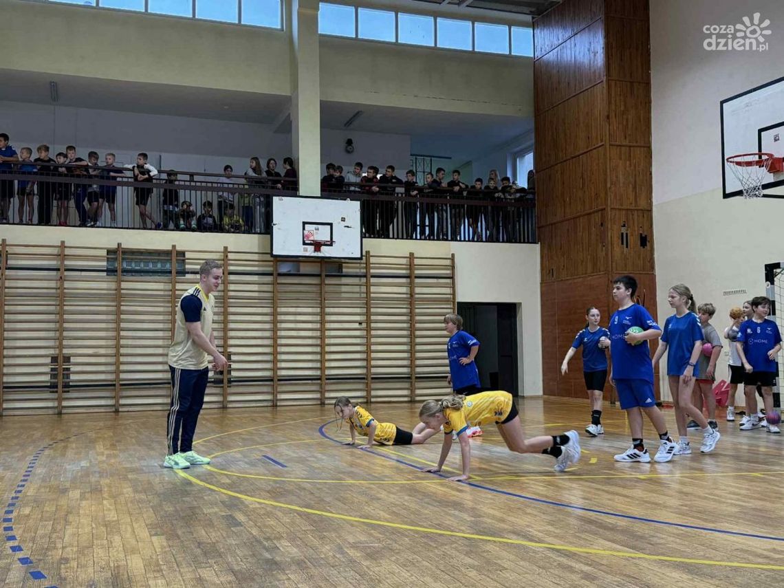 Zawodnicy Industrii Kielce poprowadzili lekcję WF w szkole podstawowej Zawodnicy Industrii Kielce poprowadzili lekcję WF w szkole podstawowej