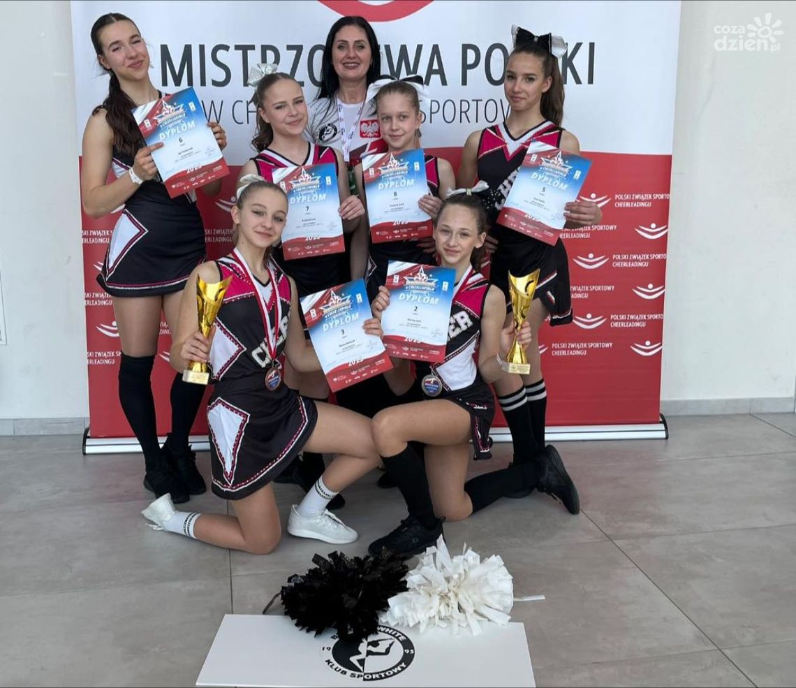 Zawodniczki Black & White Ostrowiec Świętokrzyski z medalami Mistrzostwa Polski w Cheerleadingu Zawodniczki Black & White Ostrowiec Świętokrzyski z medalami Mistrzostwa Polski w Cheerleadingu