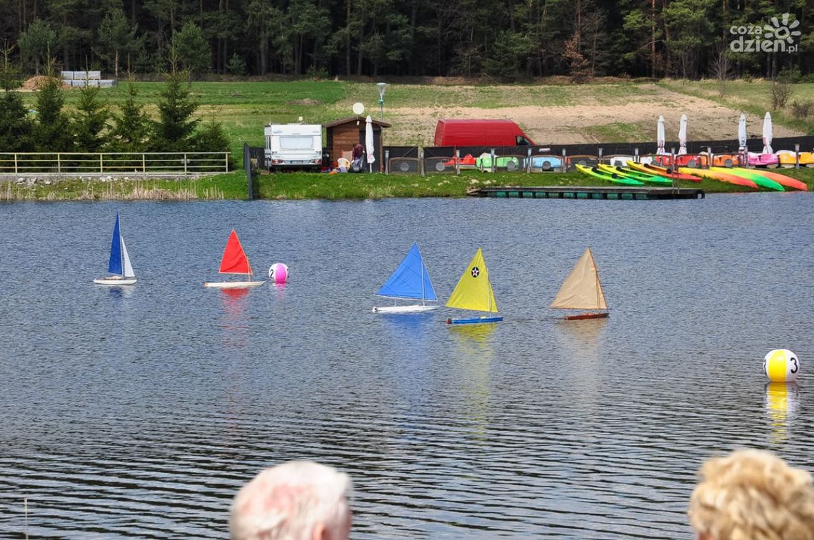 Zawody żaglowych modeli nad Zalewem w Wilkowie Zawody żaglowych modeli nad Zalewem w Wilkowie