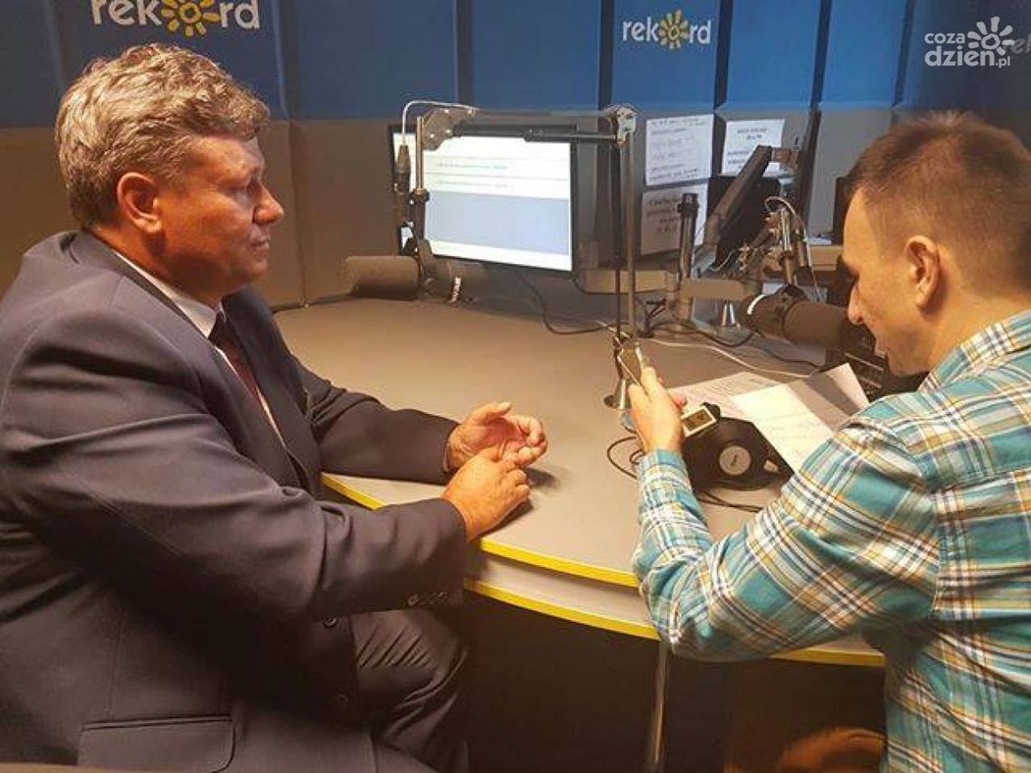 ZBIGNIEW DUDA i "tajemnicza" statuetka przy mikrofonie ZBIGNIEW DUDA i "tajemnicza" statuetka przy mikrofonie