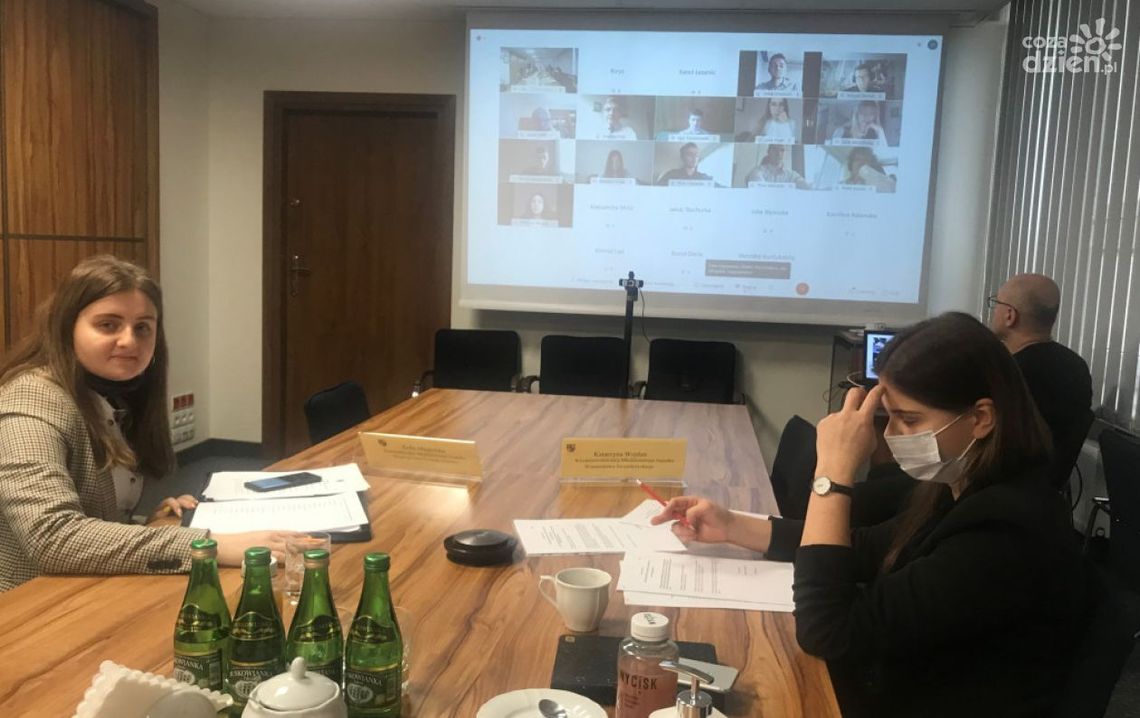 Zdalnie, ale merytorycznie - kolejna sesja młodych radnych Zdalnie, ale merytorycznie - kolejna sesja młodych radnych