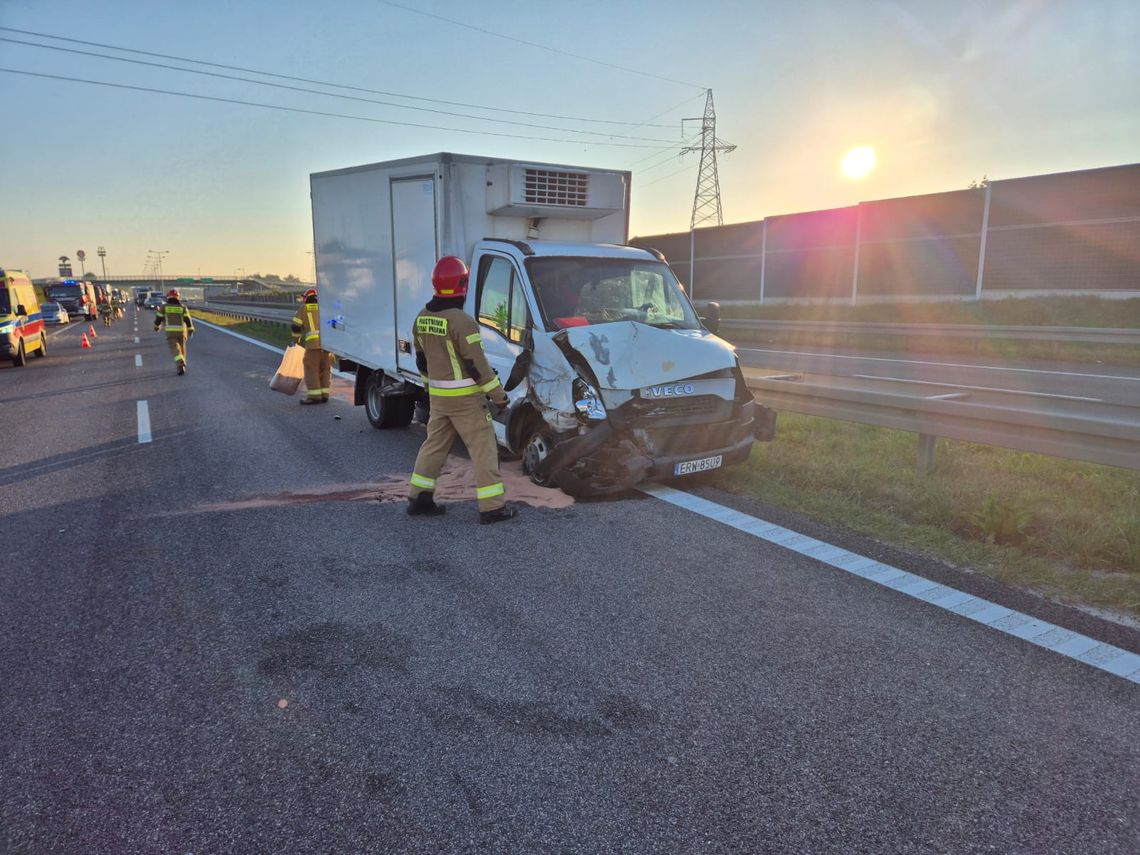 Zderzenie busa z samochodem dostawczym na S7. Trzy osoby trafiły do szpitala