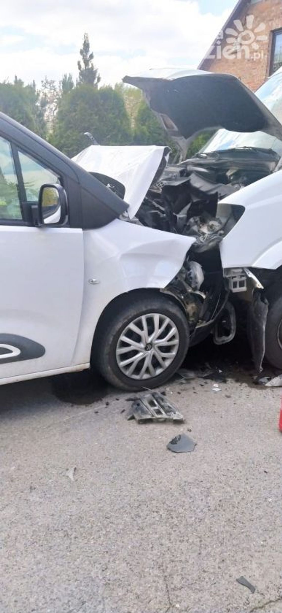 Zderzenie busa z samochodem osobowym, siedem osób rannych Zderzenie busa z samochodem osobowym, siedem osób rannych