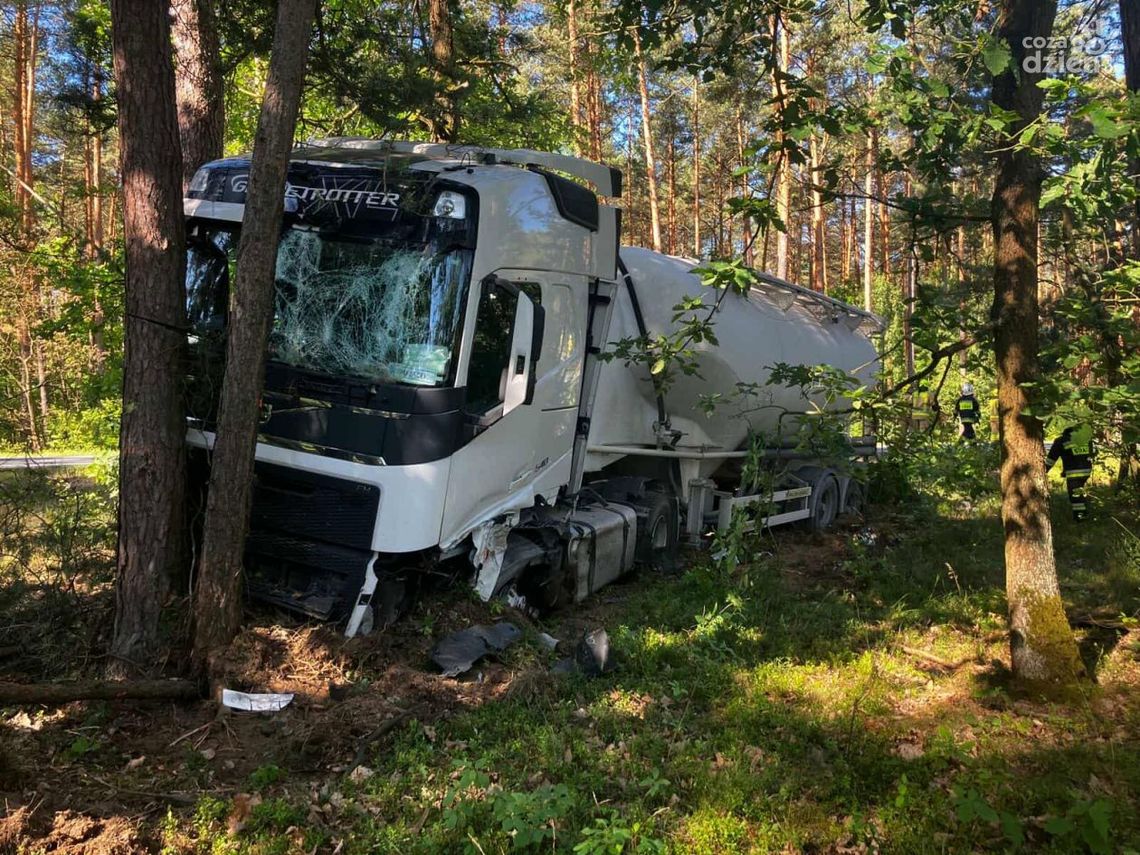 Zderzenie ciężarówki z osobówką. DK 74 zablokowana