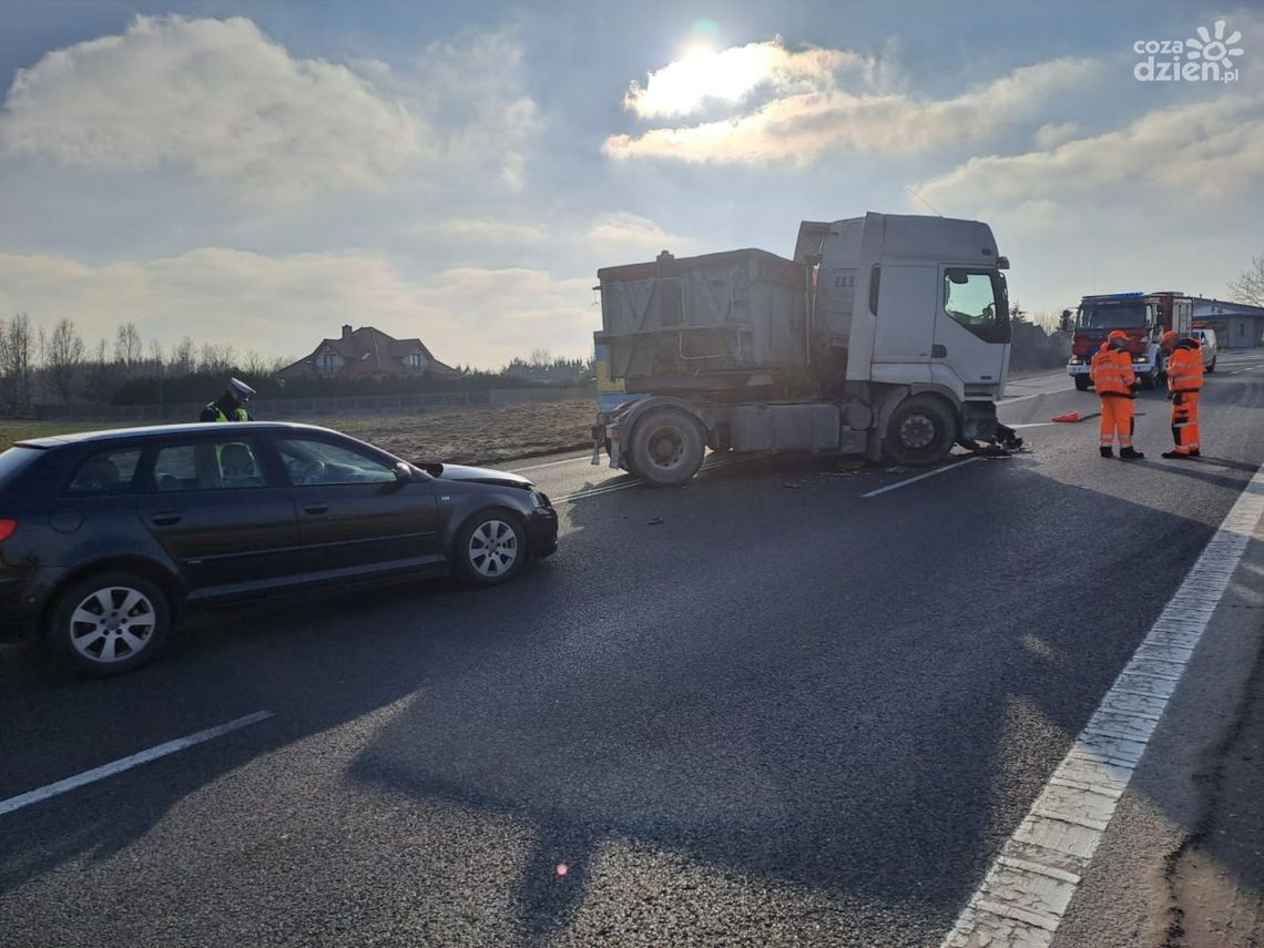 Zderzenie ciężarówki z osobówką - są ranni Zderzenie ciężarówki z osobówką - są ranni
