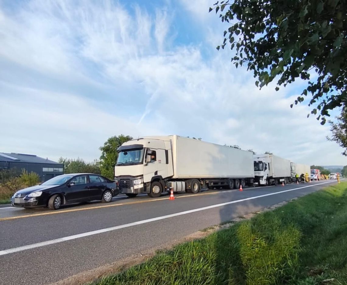 Zderzenie czterech ciężarówek i Volkswagena na DK74. Jedna osoba trafiła do szpitala