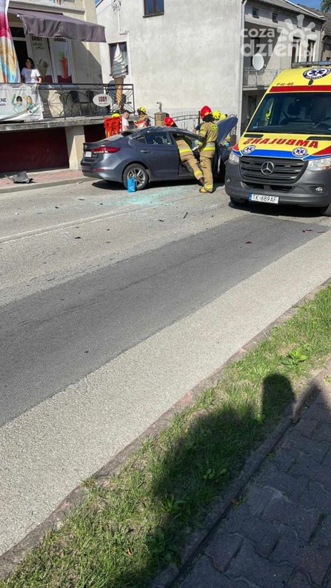 Zderzenie dwóch pojazdów. DW757 całkowicie zablokowana