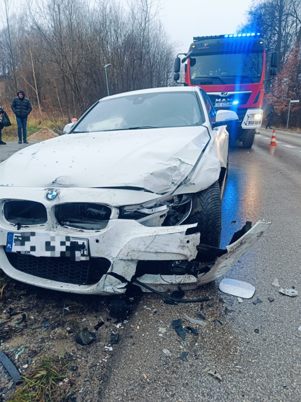 Zderzenie dwóch pojazdów w Tumlinie. Kierowca Renault trafił do szpitala Zderzenie dwóch pojazdów w Tumlinie. Kierowca Renault trafił do szpitala