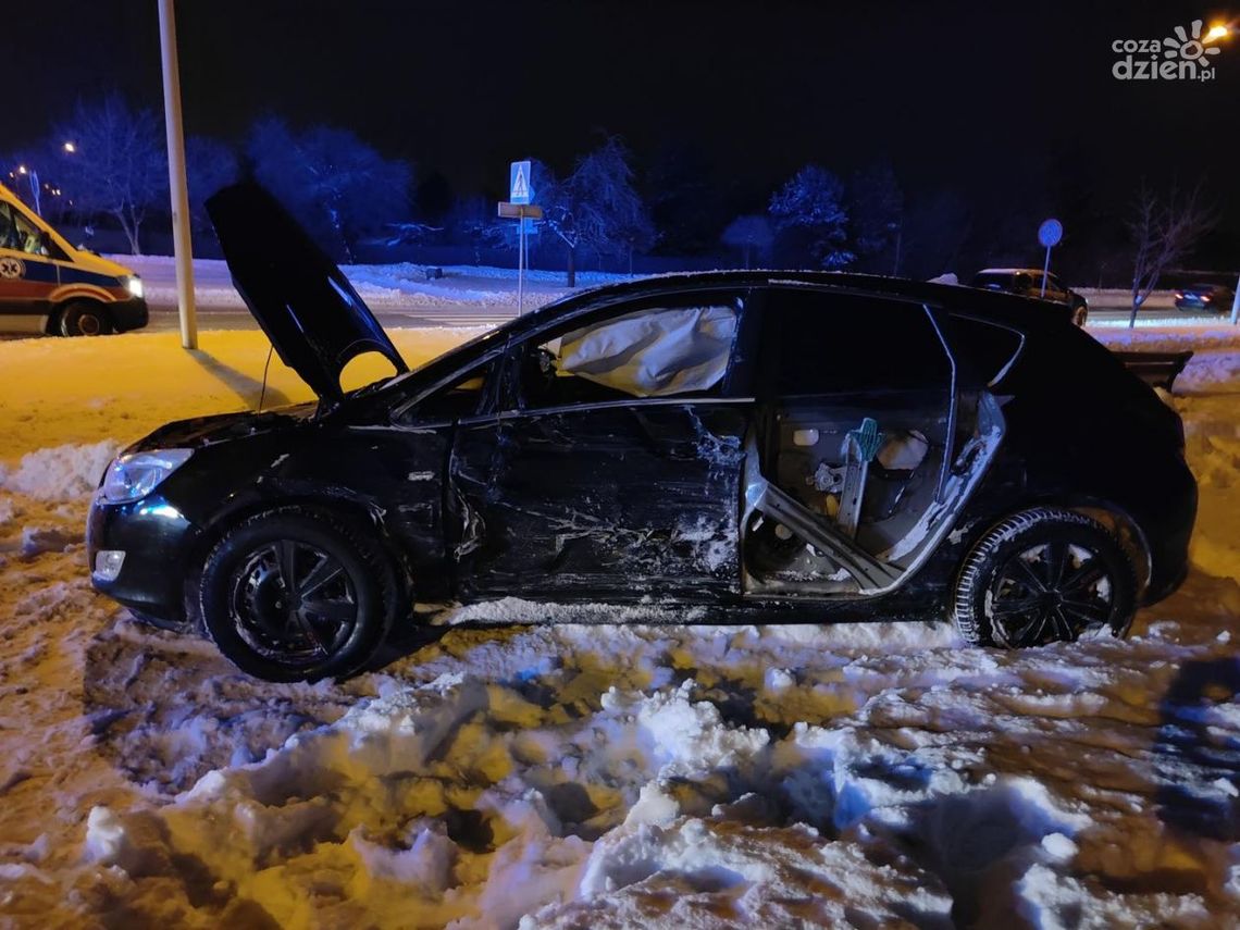 Zderzenie osobówki z samochodem ciężarowym Zderzenie osobówki z samochodem ciężarowym