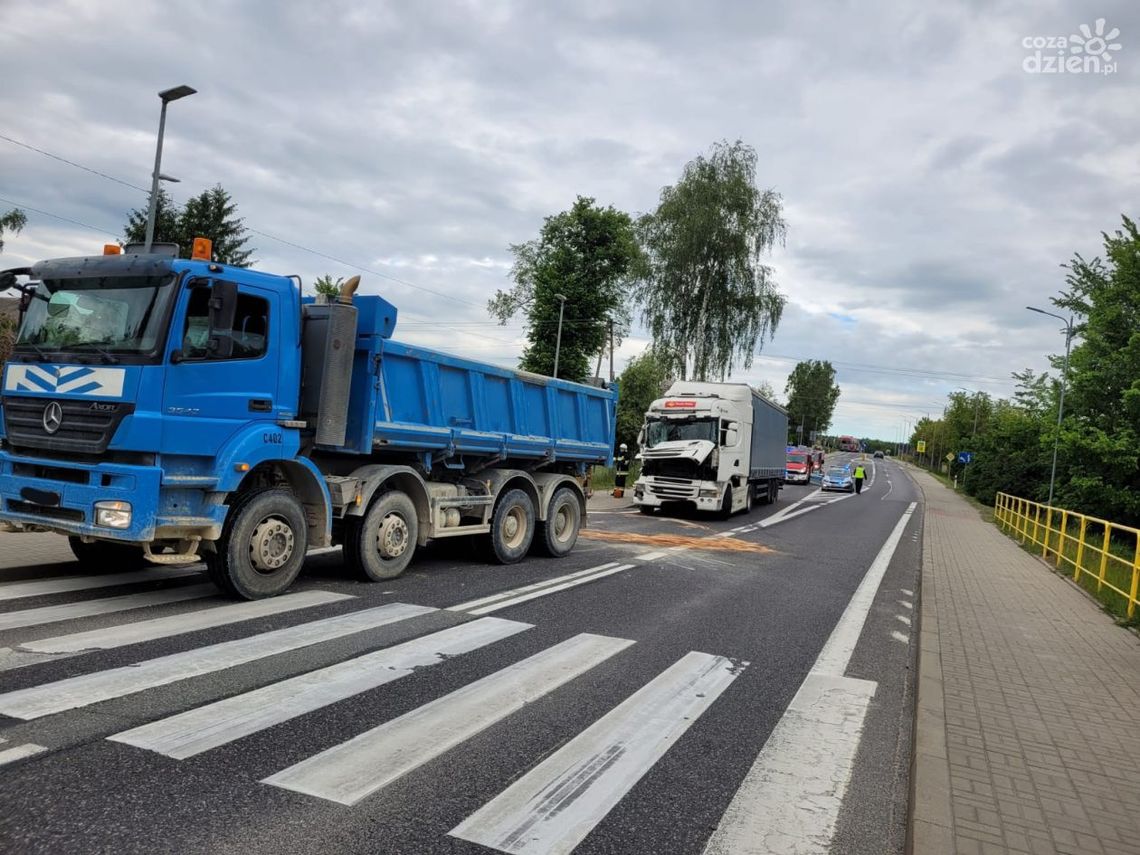 Zderzenie samochodów ciężarowych w Śladkowie Małym Zderzenie samochodów ciężarowych w Śladkowie Małym