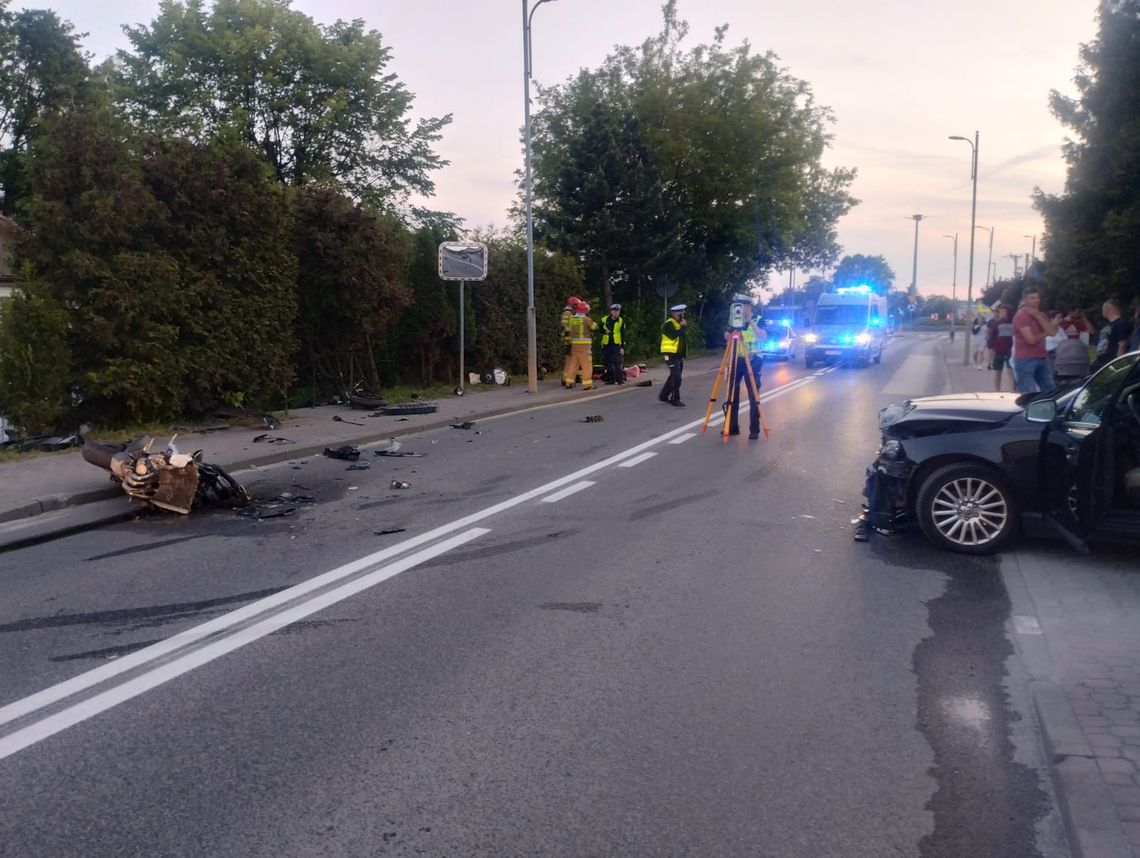 Zderzenie samochodu osobowego z motocyklem w Chmielniku. Dwie osoby trafiły do szpitala