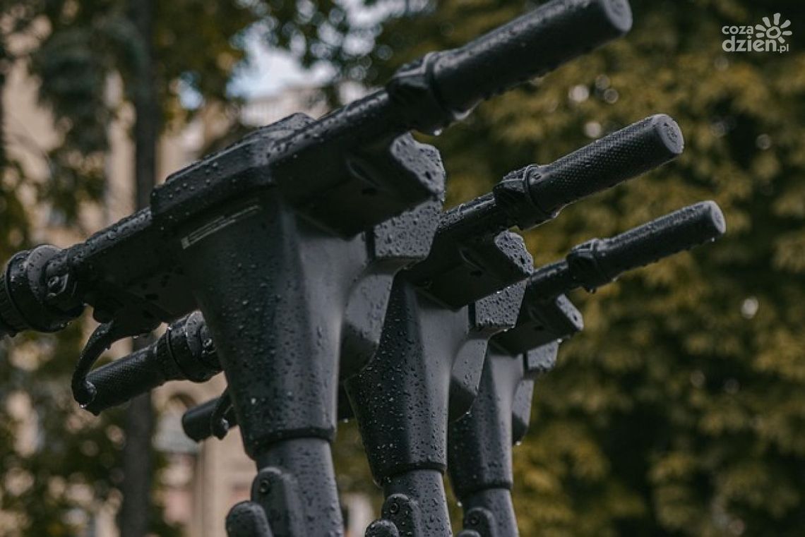 Zderzenie samochodu z hulajnogą elektryczną na ulicy Paderewskiego – 28-latek trafił do szpitala Zderzenie samochodu z hulajnogą elektryczną na ulicy Paderewskiego – 28-latek trafił do szpitala