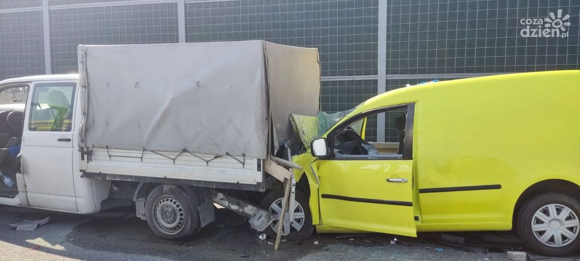 Zderzenie trzech aut w Kostomłotach Pierwszych. Są utrudnienia Zderzenie trzech aut w Kostomłotach Pierwszych. Są utrudnienia