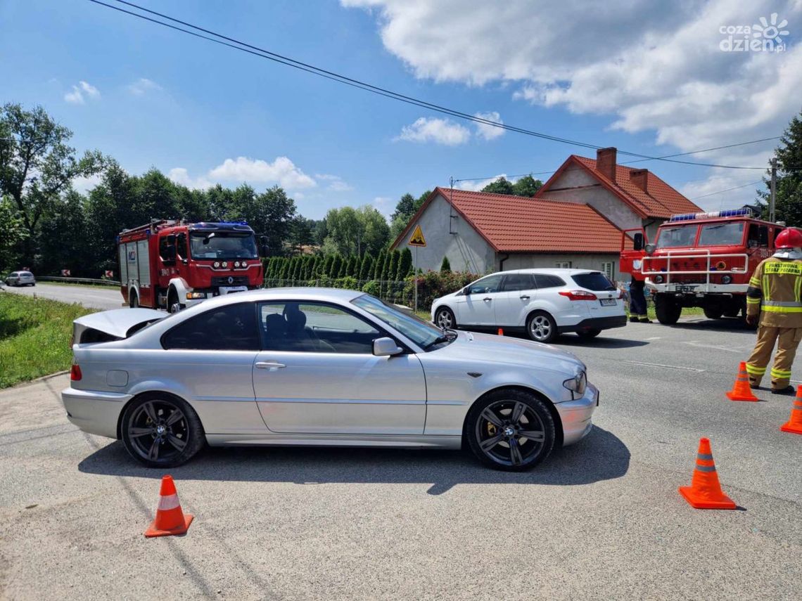 Zderzenie wozu strażackiego z osobówką. Jest osoba ranna