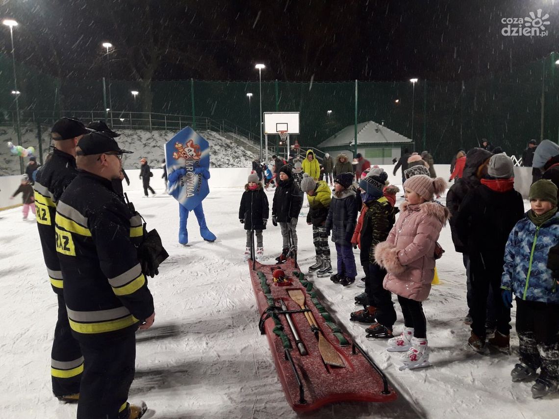 Ze strażakami o bezpieczeństwie na lodowisku Ze strażakami o bezpieczeństwie na lodowisku