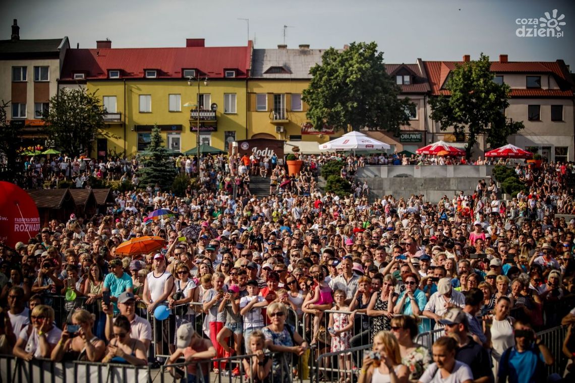 Zenek Martyniuk oraz tłumy ludzi na 1. urodzinach Radia Rekord w Ostrowcu Świętokrzyskim
