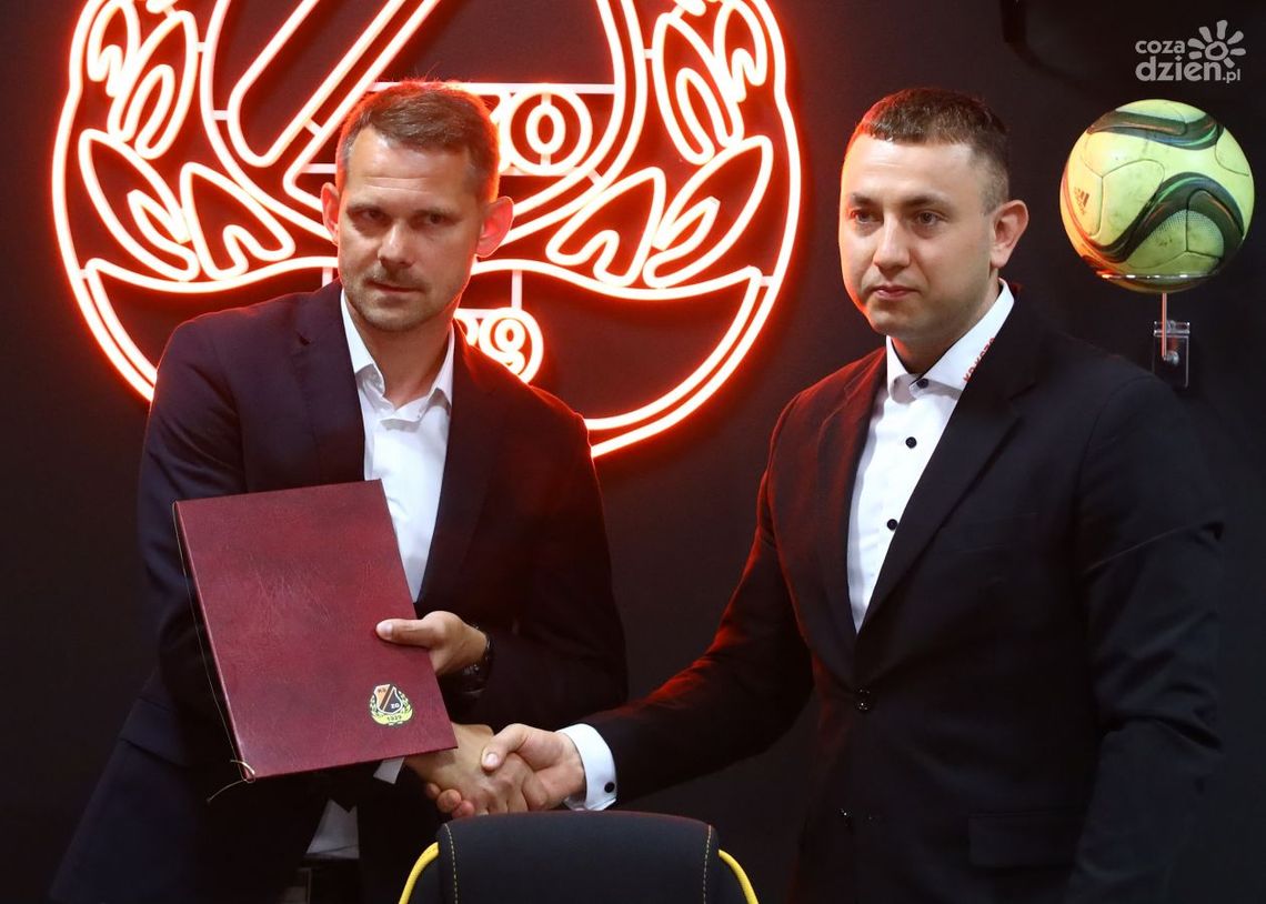 Zespół KSZO 1929 Ostrowiec Świętokrzyski z nowym trenerem
Zespół KSZO 1929 Ostrowiec Świętokrzyski z nowym trenerem