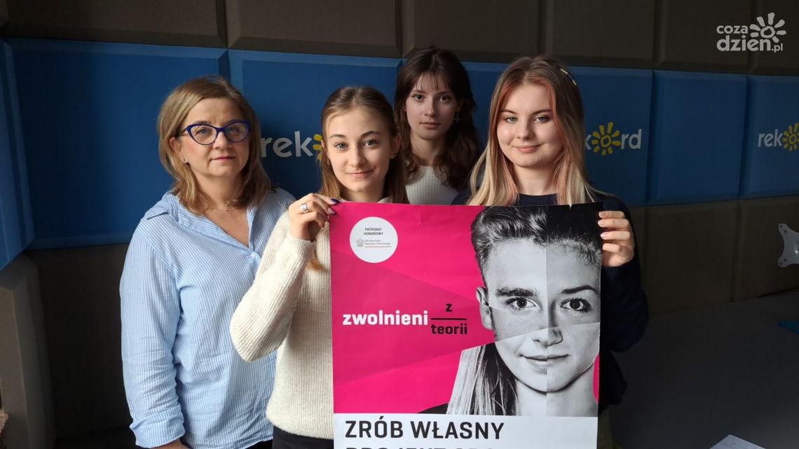 Zespół z LO nr I w Ostrowcu z projektem w Olimpiadzie Zwolnieni z Teorii Zespół z LO nr I w Ostrowcu z projektem w Olimpiadzie Zwolnieni z Teorii