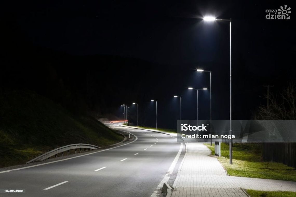 Złamana latarnia pod tym jak wjechało w nią auto Złamana latarnia pod tym jak wjechało w nią auto