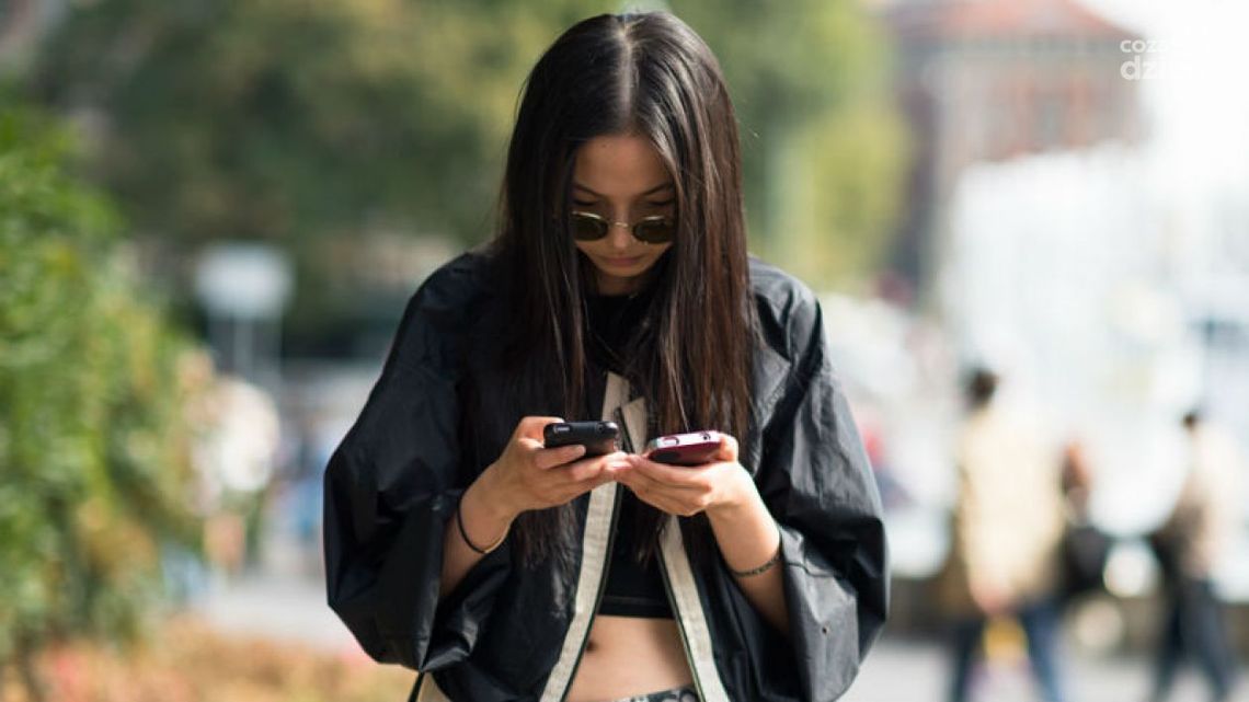 Zmarszczki od smartfona? Uważaj na efekt TECH NECK! Zmarszczki od smartfona? Uważaj na efekt TECH NECK!