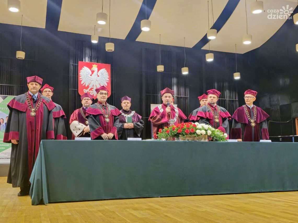 Zmiana rektora na inauguracji Staropolskiej Akademii Nauk Stosowanych Zmiana rektora na inauguracji Staropolskiej Akademii Nauk Stosowanych