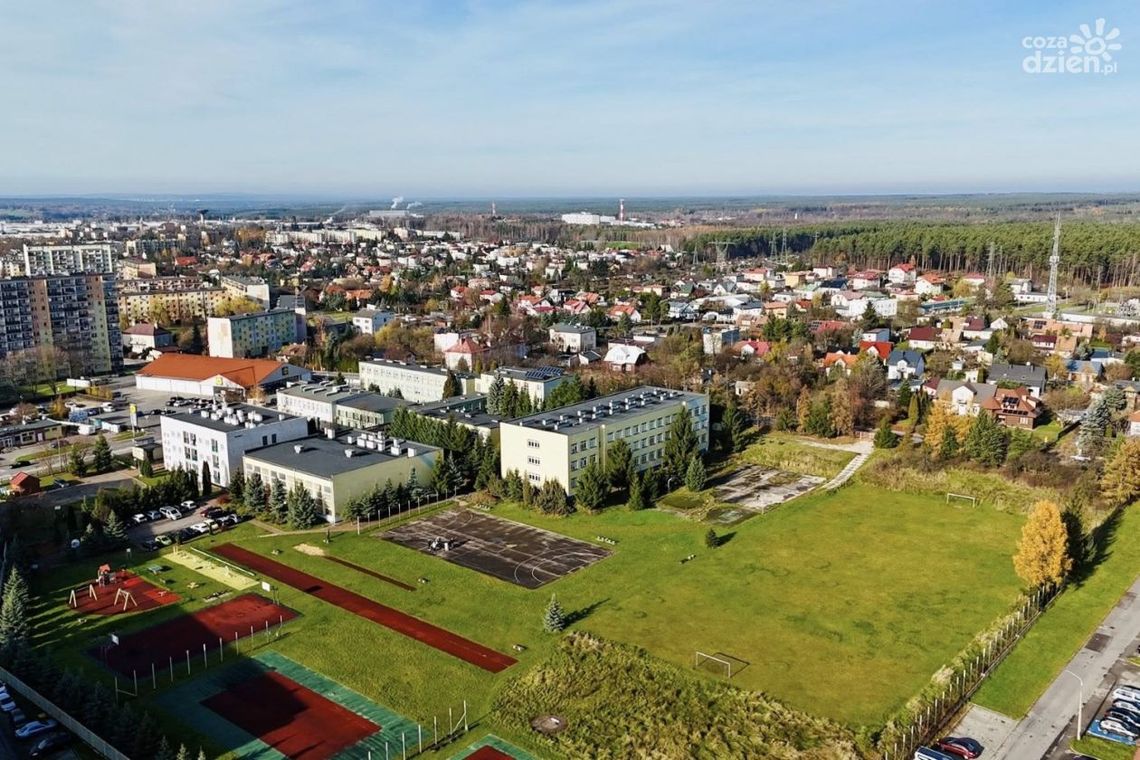 Zmiany przy starachowickiej "jedenastce". Park kieszonkowy, "kiss and ride" oraz pumptrack wzbogacą ofertę placówki