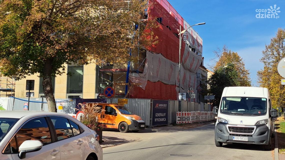 Zmiany przy wjeździe na parking przy ostrowieckim starostwie Zmiany przy wjeździe na parking przy ostrowieckim starostwie