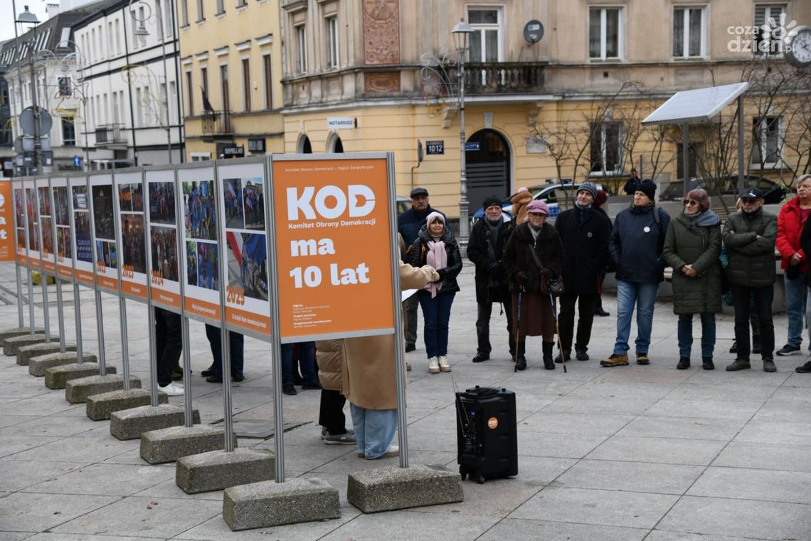 Zniszczono wystawę KOD w centrum Kielc. Sprawą zajmuje się policja Zniszczono wystawę KOD w centrum Kielc. Sprawą zajmuje się policja
