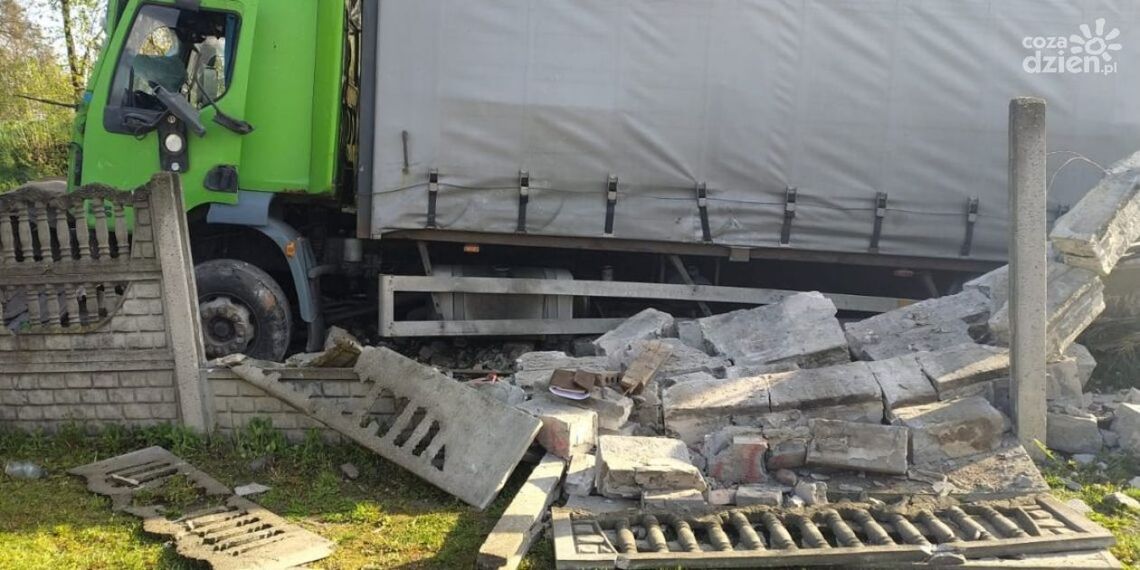 Zniszczył ogrodzenie i uderzył w budynek Zniszczył ogrodzenie i uderzył w budynek