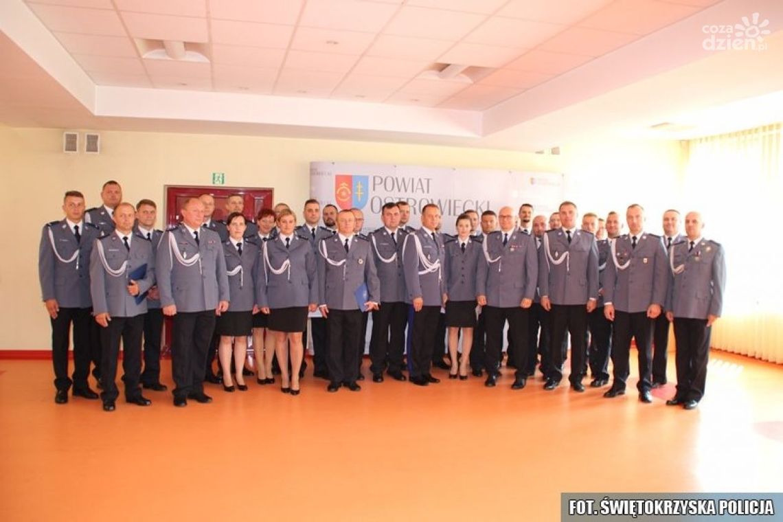 Zobacz, jak policjanci z Ostrowca świętowali awanse Zobacz, jak policjanci z Ostrowca świętowali awanse