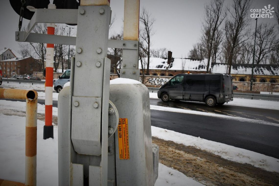Żółte naklejki na przejazdach kolejowych mogą ratować życie Żółte naklejki na przejazdach kolejowych mogą ratować życie