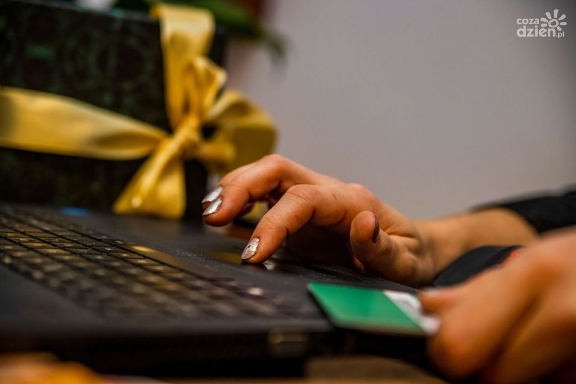 Zostań świętym mikołajem dzięki kartom podarunkowym dostępnym w sklepach Żabka