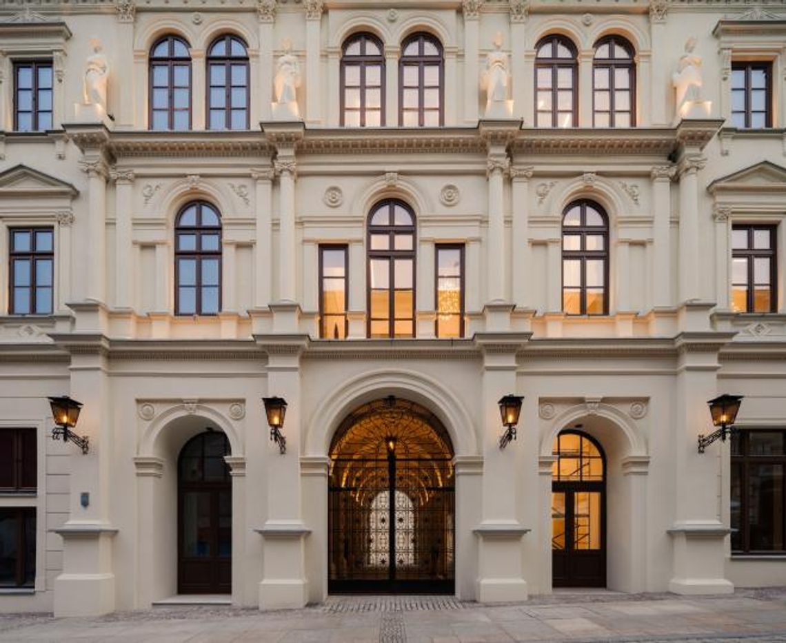 Zwiedzanie Teatru Żeromskiego w ramach akcji „Funduszowy Maj” Zwiedzanie Teatru Żeromskiego w ramach akcji „Funduszowy Maj”