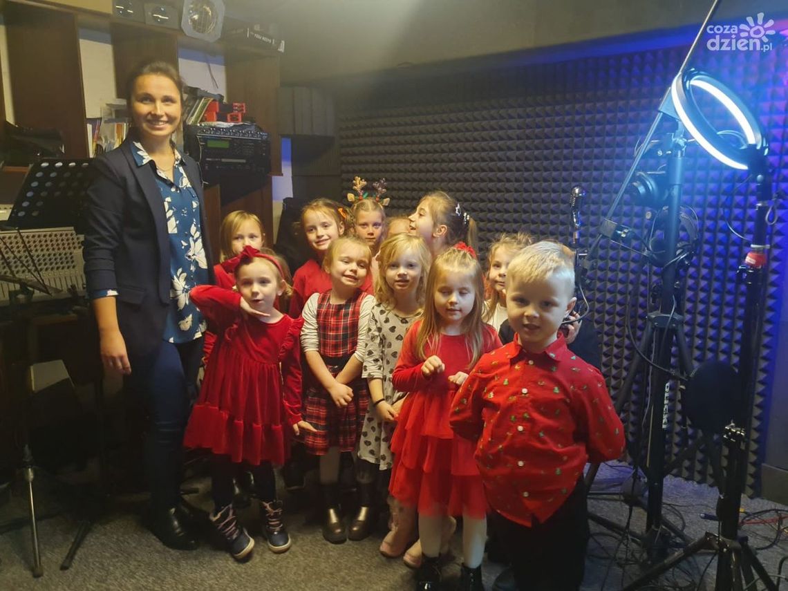 Zwycięska klasa nagrała "Rekordową pastorałkę" w studiu (galeria) Zwycięska klasa nagrała "Rekordową pastorałkę" w studiu (galeria)