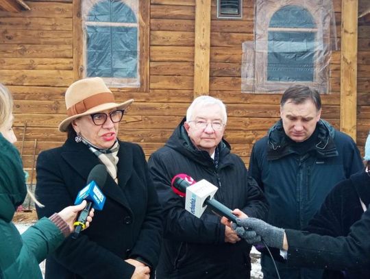 Kończy się renowacja drewnianego kościoła na kieleckim Białogonie