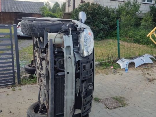 19-letni kierowca wpadł w poślizg podczas mijania, trasę zakończył  na ogrodzeniu