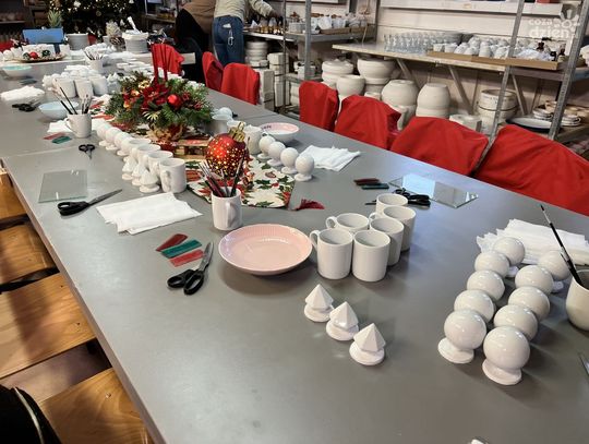 Mikołajkowe malowanie bombek w Ćmielowie z gwiazdami (zdjęcia)