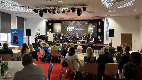 Za nami Forum Biznesu i Przedsiębiorczości w Nowinach oraz gala "Nowińskie Perły Biznesu" Za nami Forum Biznesu i Przedsiębiorczości w Nowinach oraz gala "Nowińskie Perły Biznesu"