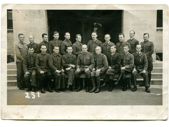Fotografia grupowa oficerów