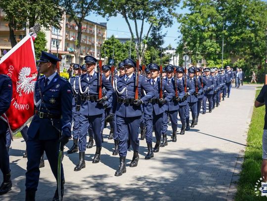 Świętokrzyscy policjanci podczas Wojewódzkich Obchodów Święta Policji przed Tężnią Solankową w Busku-Zdroju