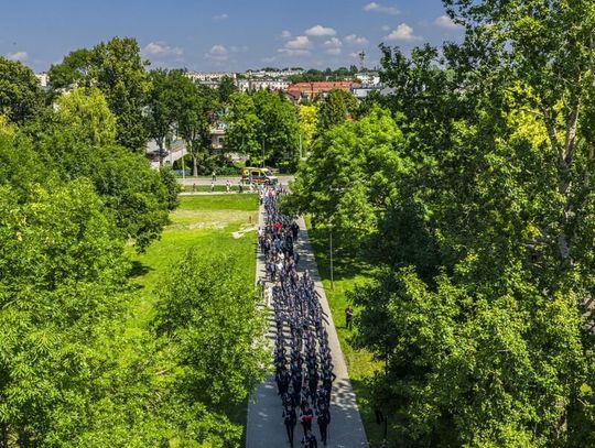 Świętokrzyscy policjanci podczas Wojewódzkich Obchodów Święta Policji przed Tężnią Solankową w Busku-Zdroju
