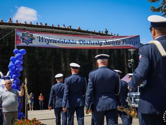 Świętokrzyscy policjanci podczas Wojewódzkich Obchodów Święta Policji przed Tężnią Solankową w Busku-Zdroju