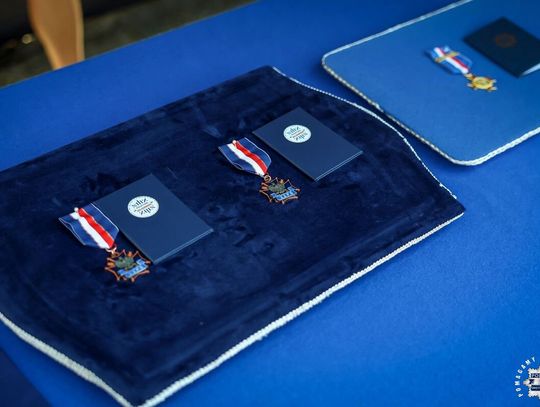 Świętokrzyscy policjanci podczas Wojewódzkich Obchodów Święta Policji przed Tężnią Solankową w Busku-Zdroju